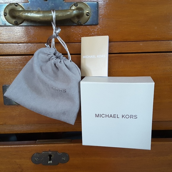 Michael Kors Bracelet Rose Gold Tone Pave Crystals Logo Heart Hinged Bangle NWT - Picture 7 of 10